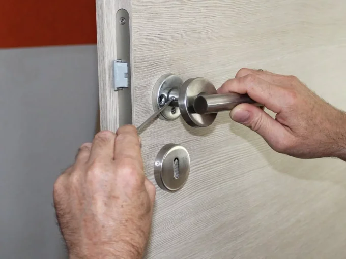 Remplacer les poignets de portes. (HORS Marchandises) : TARIF HORAIRE   