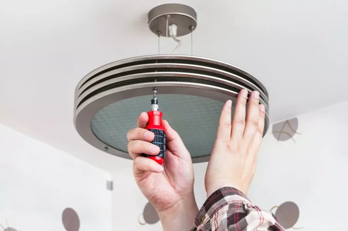 Installer ou changer un plafonnier (HORS Marchandises) : TARIF HORAIRE